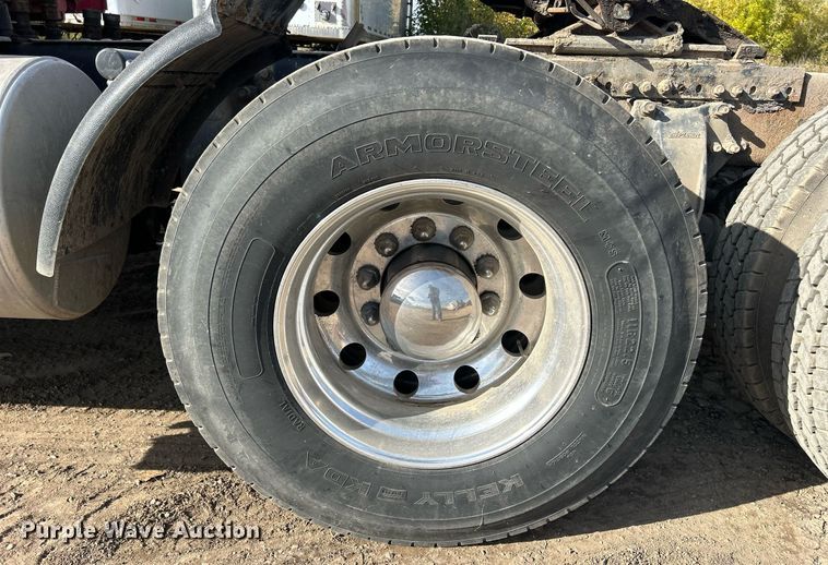 image for item DQ0999 2013 Freightliner Cascadia  semi truck