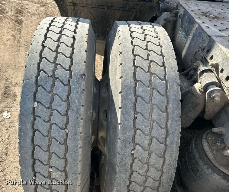 image for item DQ0999 2013 Freightliner Cascadia  semi truck