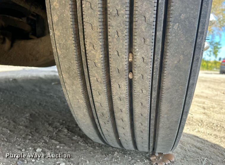 image for item DQ0999 2013 Freightliner Cascadia  semi truck