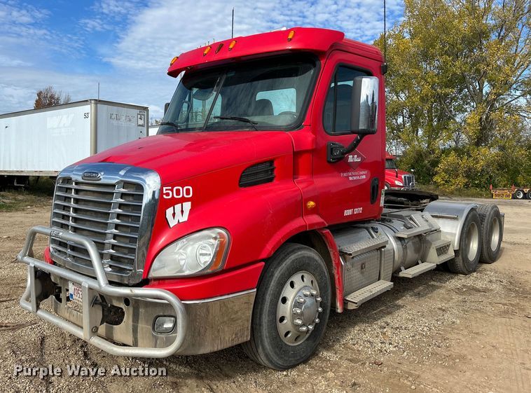 image for item DQ1000 2015 Freightliner Cascadia  semi truck