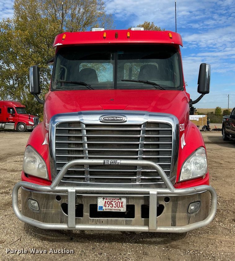 image for item DQ1000 2015 Freightliner Cascadia  semi truck