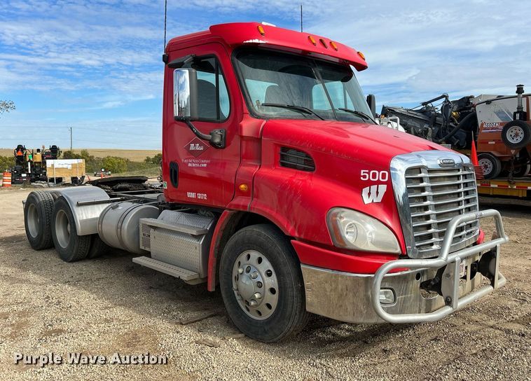 image for item DQ1000 2015 Freightliner Cascadia  semi truck