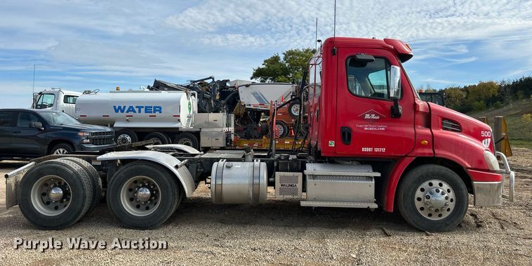 image for item DQ1000 2015 Freightliner Cascadia  semi truck