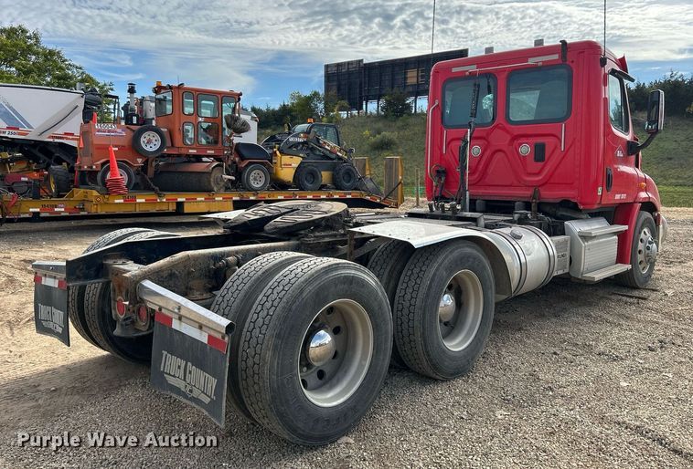 image for item DQ1000 2015 Freightliner Cascadia  semi truck