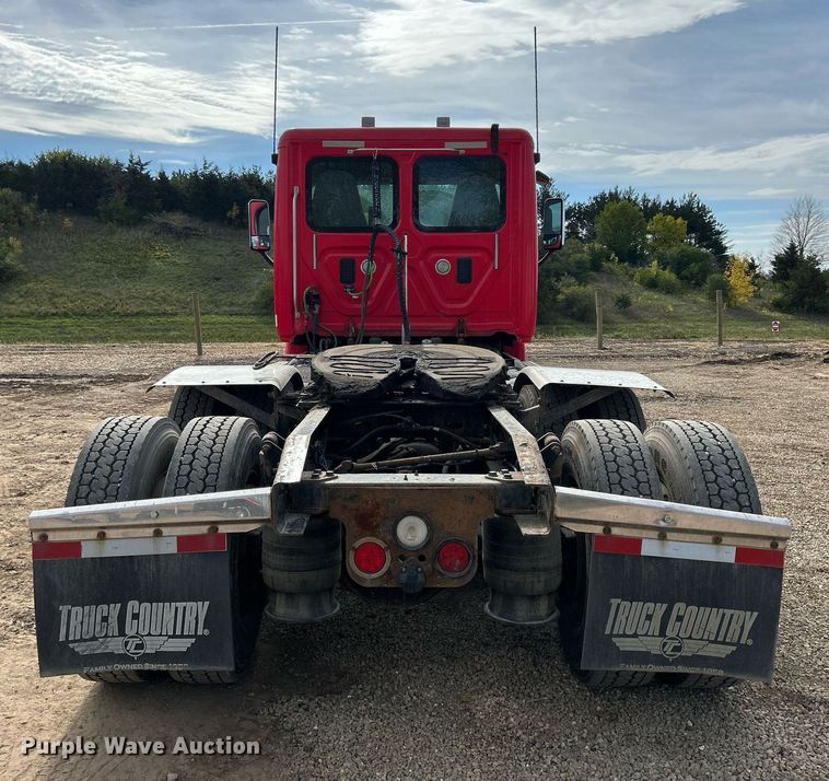 image for item DQ1000 2015 Freightliner Cascadia  semi truck