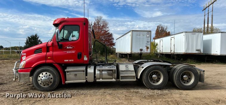 image for item DQ1000 2015 Freightliner Cascadia  semi truck