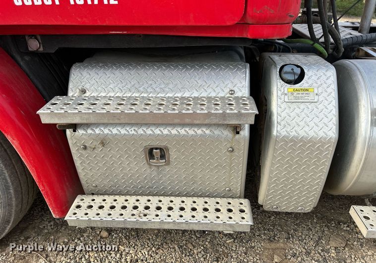 image for item DQ1000 2015 Freightliner Cascadia  semi truck