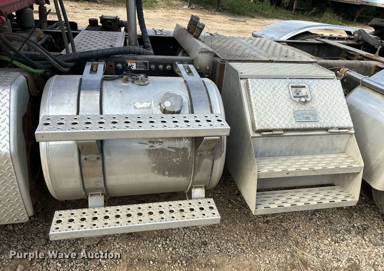 image for item DQ1000 2015 Freightliner Cascadia  semi truck