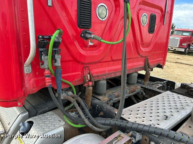 image for item DQ1000 2015 Freightliner Cascadia  semi truck