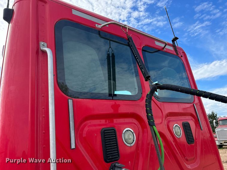 image for item DQ1000 2015 Freightliner Cascadia  semi truck