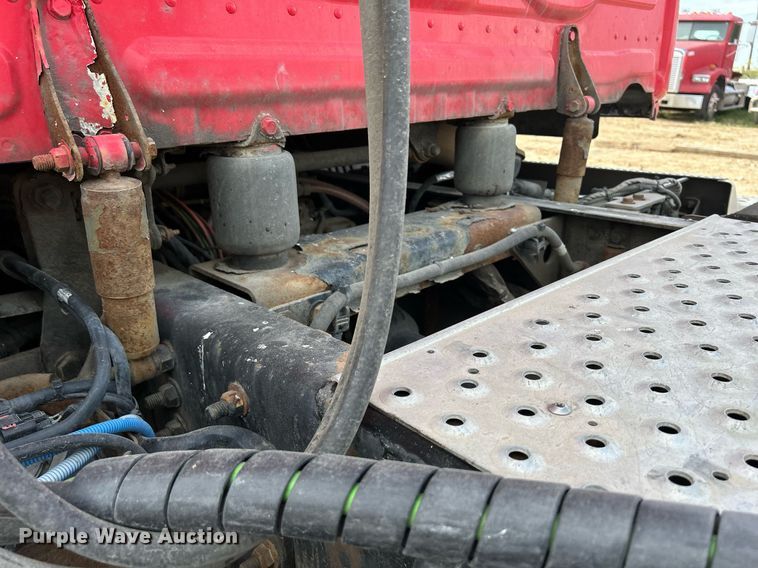 image for item DQ1000 2015 Freightliner Cascadia  semi truck