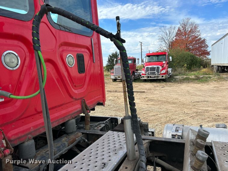 image for item DQ1000 2015 Freightliner Cascadia  semi truck