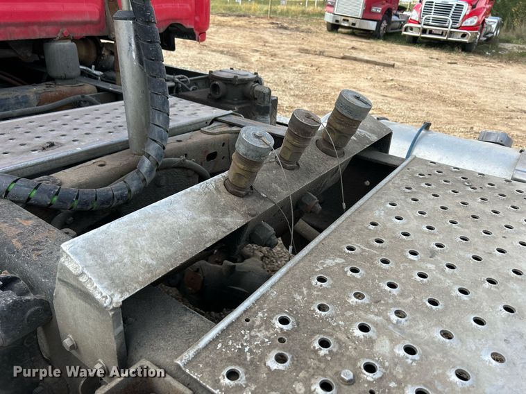 image for item DQ1000 2015 Freightliner Cascadia  semi truck