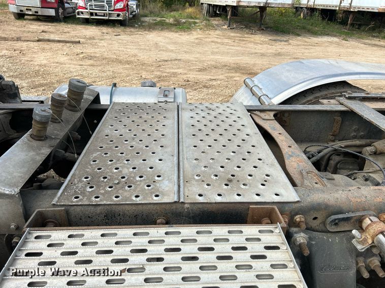 image for item DQ1000 2015 Freightliner Cascadia  semi truck