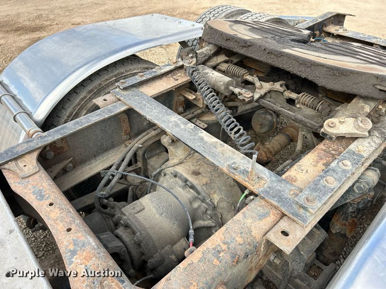 image for item DQ1000 2015 Freightliner Cascadia  semi truck