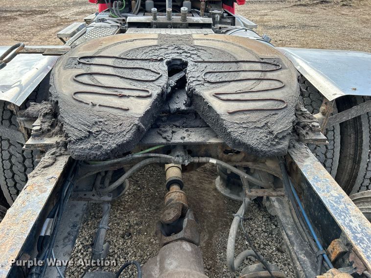 image for item DQ1000 2015 Freightliner Cascadia  semi truck