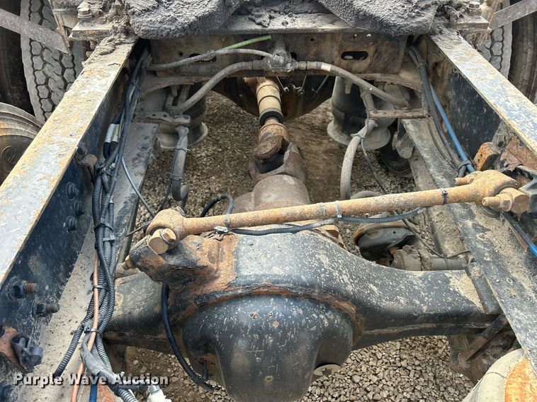 image for item DQ1000 2015 Freightliner Cascadia  semi truck