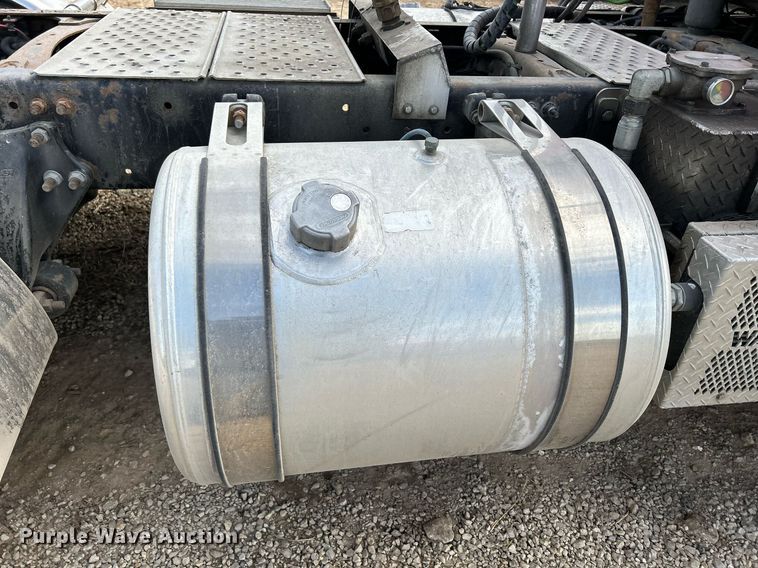 image for item DQ1000 2015 Freightliner Cascadia  semi truck