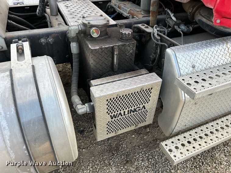 image for item DQ1000 2015 Freightliner Cascadia  semi truck