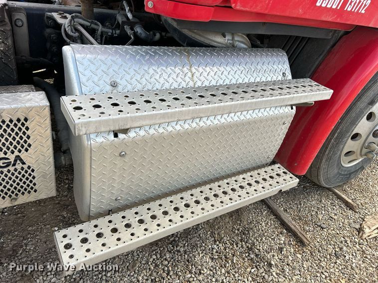 image for item DQ1000 2015 Freightliner Cascadia  semi truck