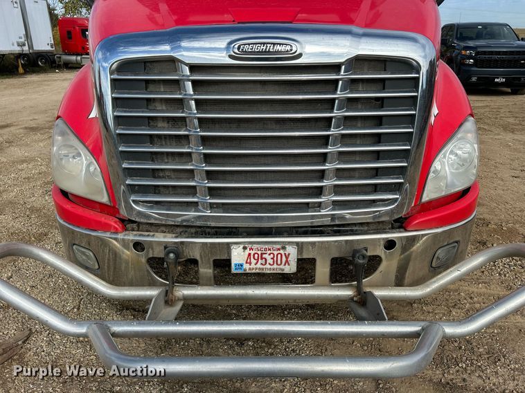 image for item DQ1000 2015 Freightliner Cascadia  semi truck