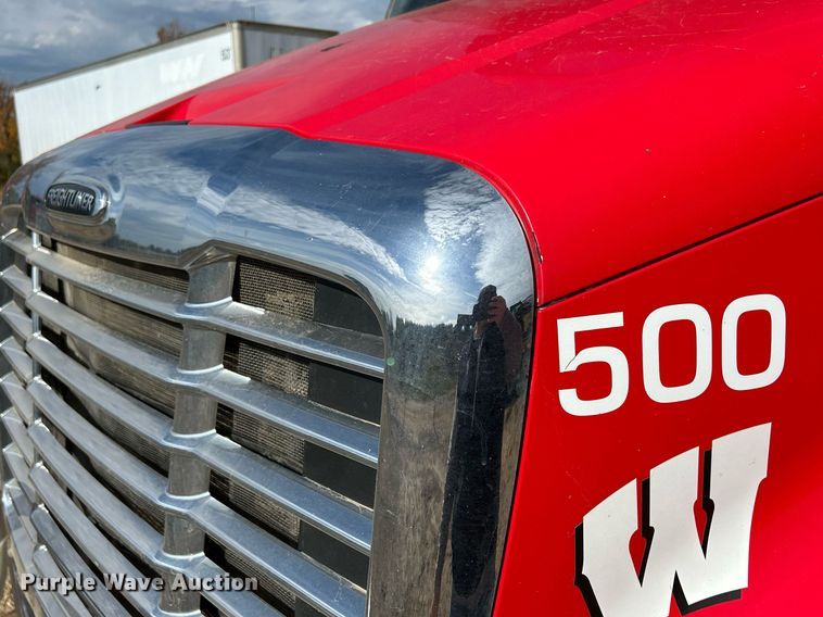 image for item DQ1000 2015 Freightliner Cascadia  semi truck