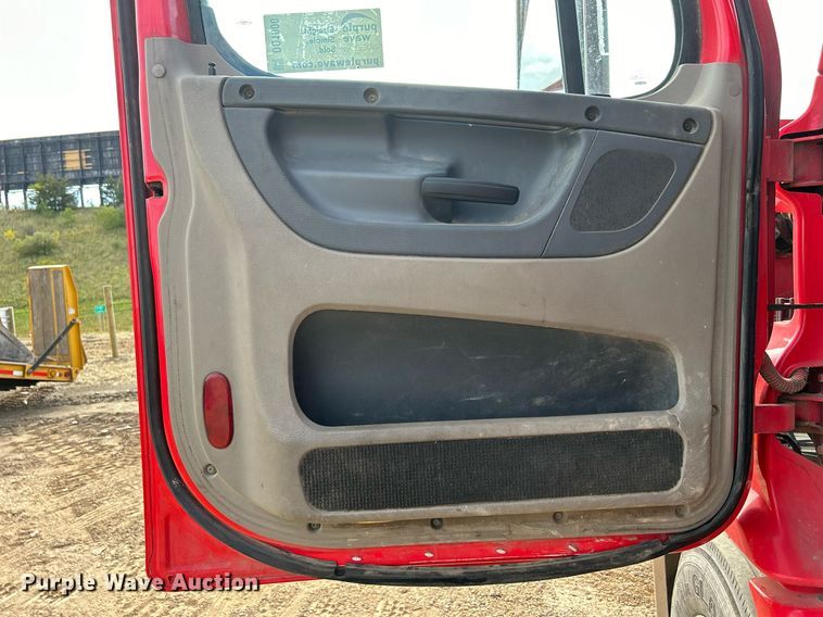 image for item DQ1000 2015 Freightliner Cascadia  semi truck