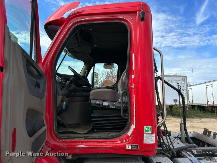 image for item DQ1000 2015 Freightliner Cascadia  semi truck