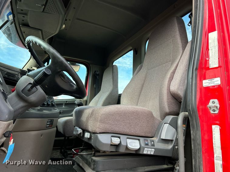 image for item DQ1000 2015 Freightliner Cascadia  semi truck