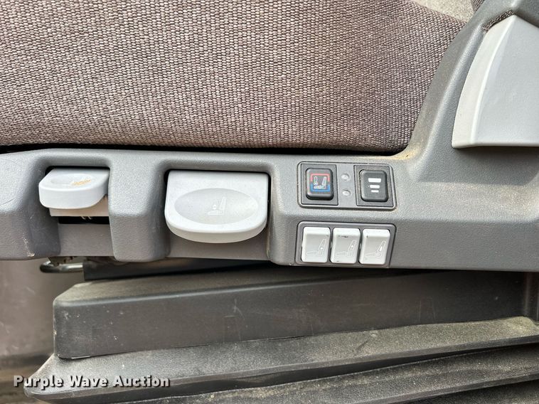 image for item DQ1000 2015 Freightliner Cascadia  semi truck