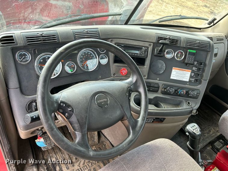 image for item DQ1000 2015 Freightliner Cascadia  semi truck