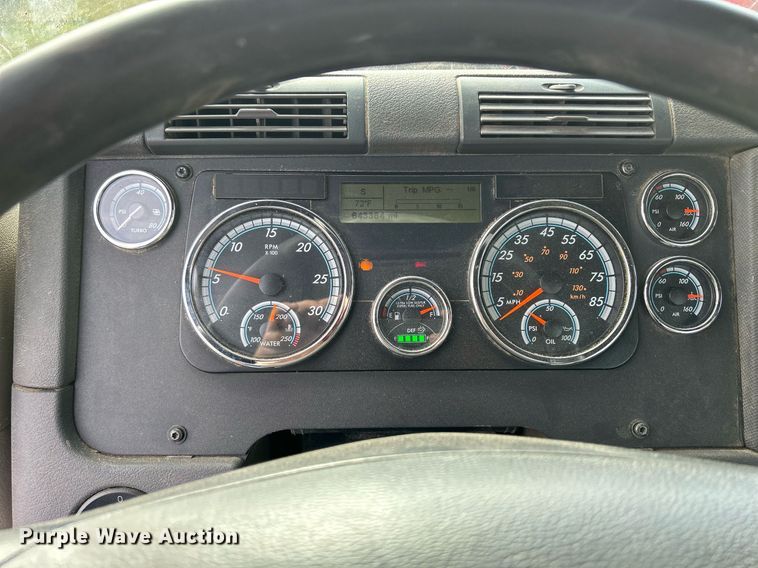 image for item DQ1000 2015 Freightliner Cascadia  semi truck