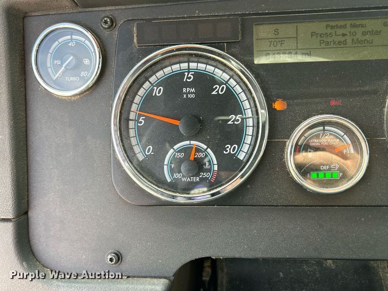 image for item DQ1000 2015 Freightliner Cascadia  semi truck