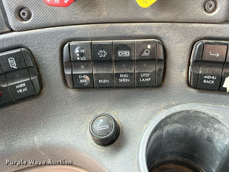 image for item DQ1000 2015 Freightliner Cascadia  semi truck