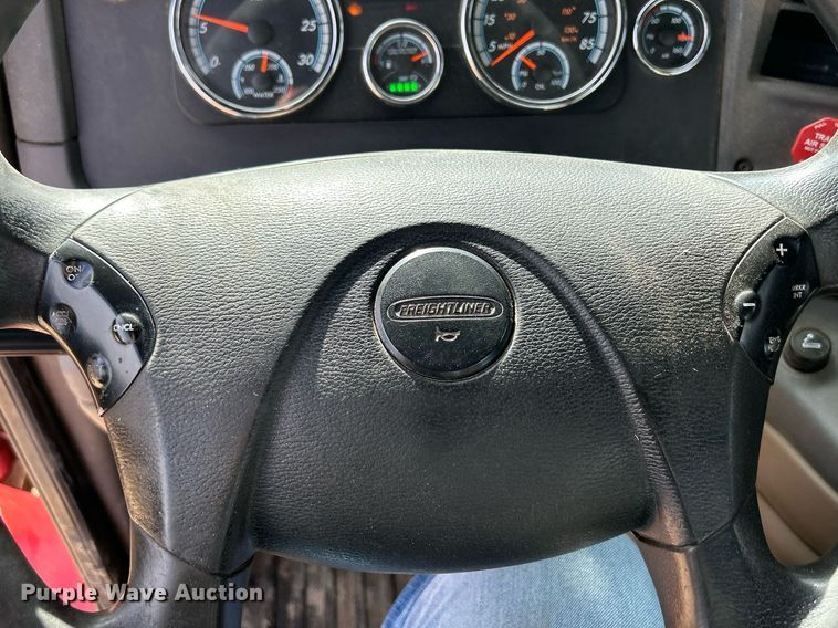 image for item DQ1000 2015 Freightliner Cascadia  semi truck