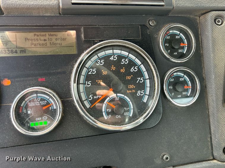 image for item DQ1000 2015 Freightliner Cascadia  semi truck