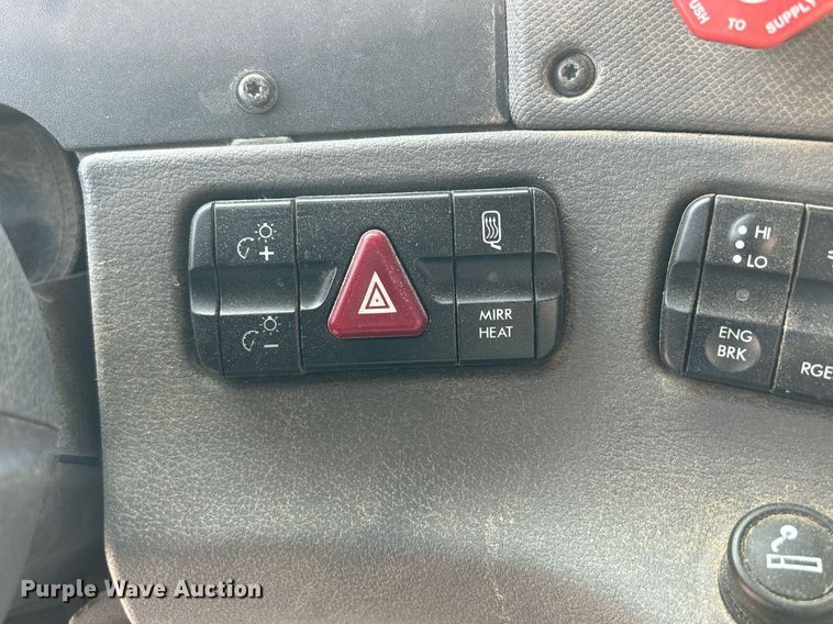 image for item DQ1000 2015 Freightliner Cascadia  semi truck