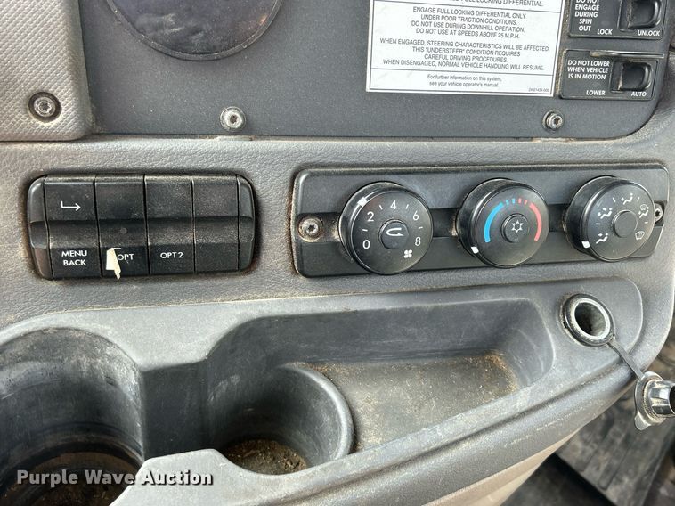 image for item DQ1000 2015 Freightliner Cascadia  semi truck