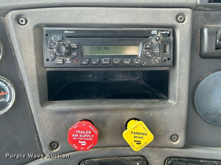 image for item DQ1000 2015 Freightliner Cascadia  semi truck