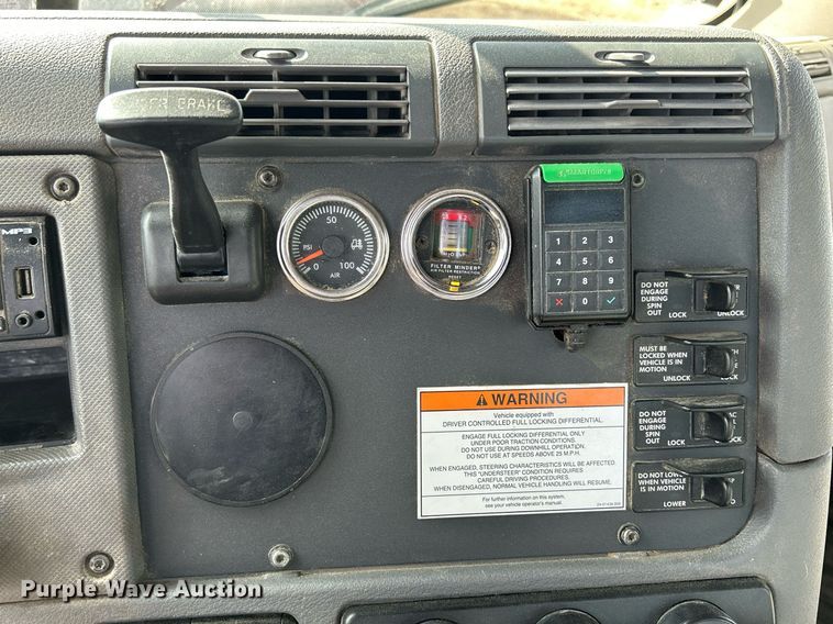 image for item DQ1000 2015 Freightliner Cascadia  semi truck