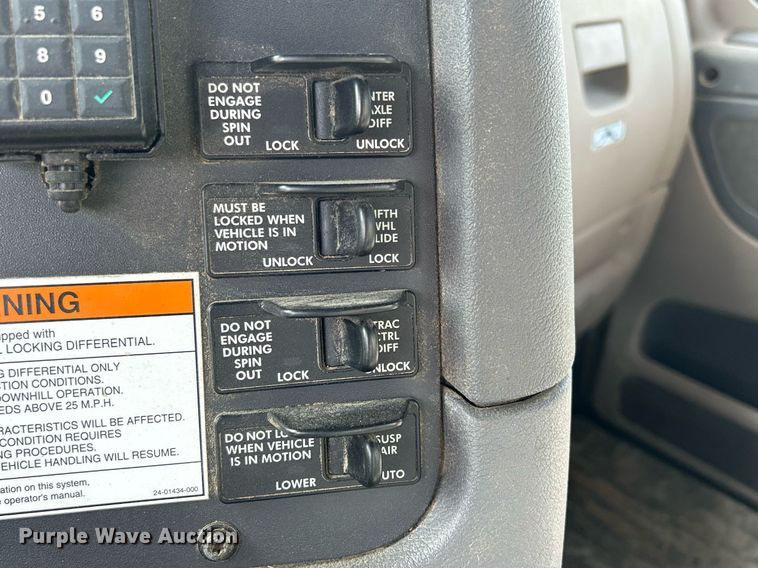 image for item DQ1000 2015 Freightliner Cascadia  semi truck