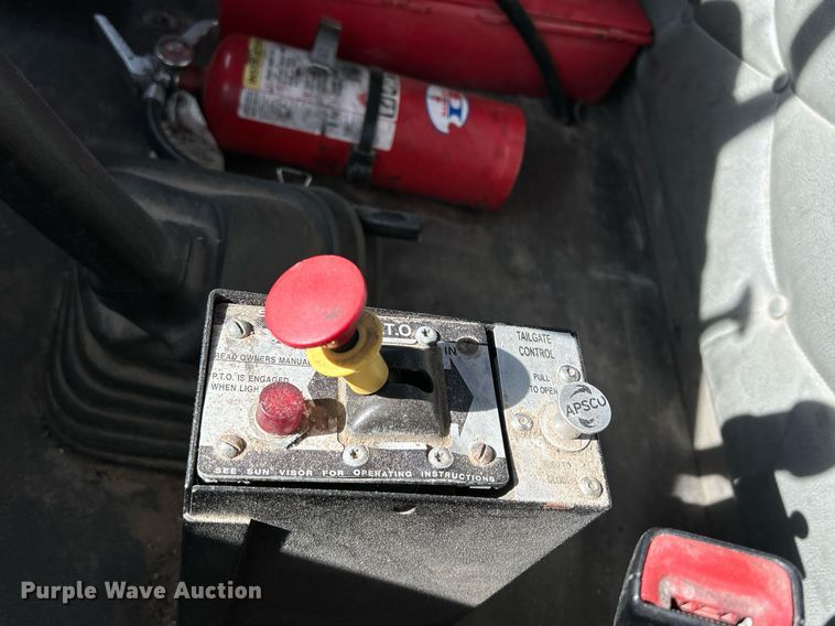 image for item DQ1000 2015 Freightliner Cascadia  semi truck