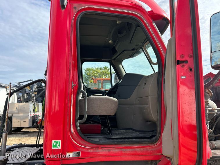 image for item DQ1000 2015 Freightliner Cascadia  semi truck