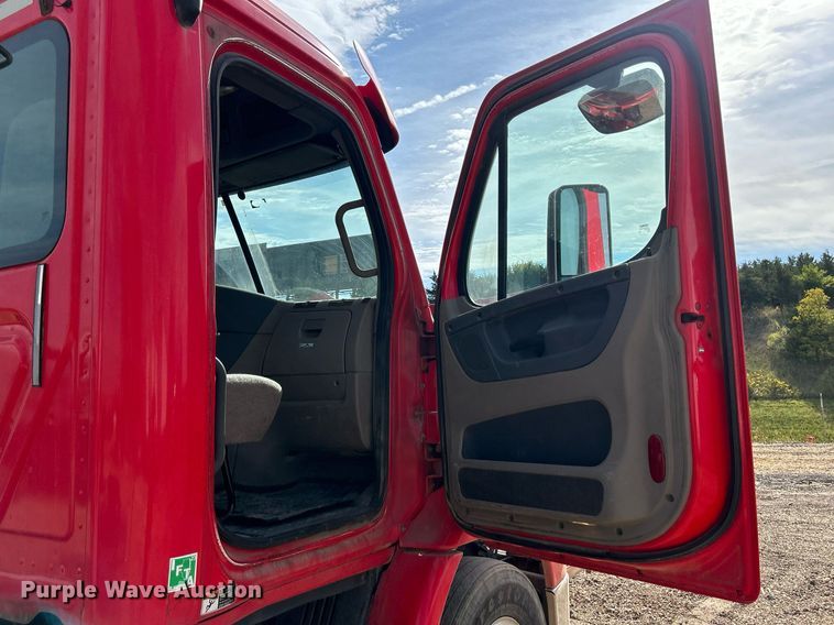 image for item DQ1000 2015 Freightliner Cascadia  semi truck