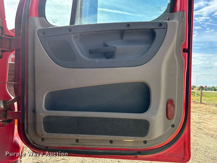 image for item DQ1000 2015 Freightliner Cascadia  semi truck