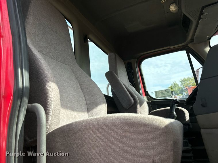 image for item DQ1000 2015 Freightliner Cascadia  semi truck