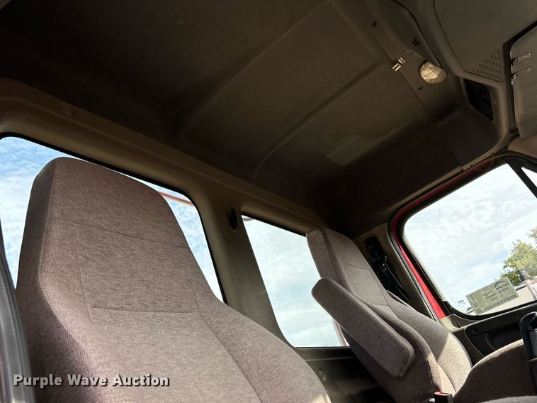 image for item DQ1000 2015 Freightliner Cascadia  semi truck