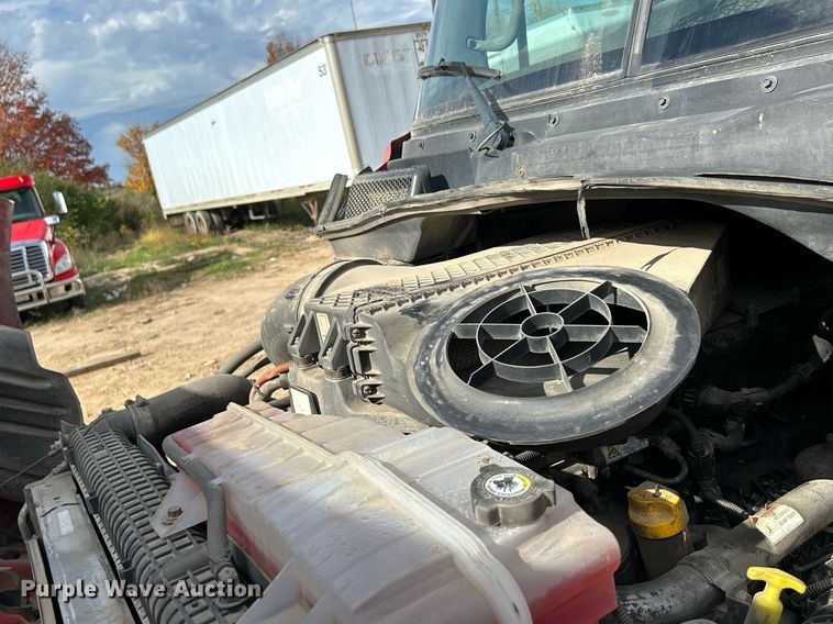 image for item DQ1000 2015 Freightliner Cascadia  semi truck