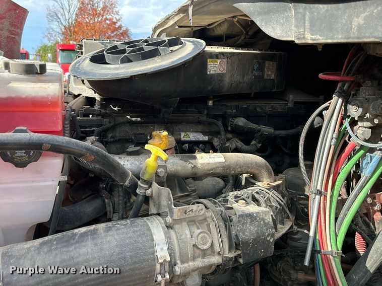 image for item DQ1000 2015 Freightliner Cascadia  semi truck