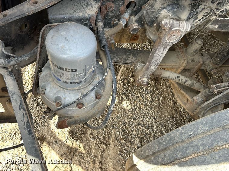 image for item DQ1000 2015 Freightliner Cascadia  semi truck